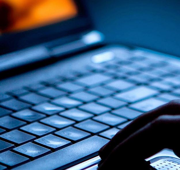 Νεαρός ανέβασε γυμνές φωτογραφίες της πρώην κοπέλας του στο διαδίκτυο