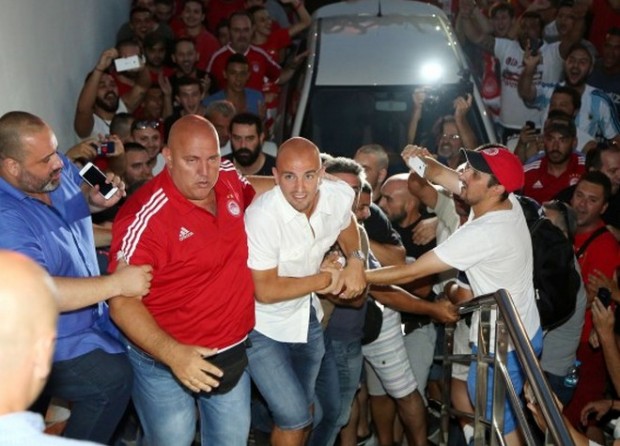 Οι οπαδοί του Ολυμπιακού αποθέωσαν τον Καμπιάσο – ΦΩΤΟ