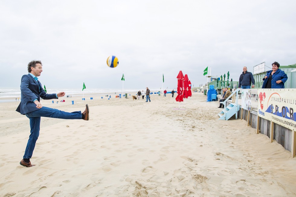 O Ντάισελμπλουμ παίζει μπάλα στην άμμο – ΦΩΤΟ