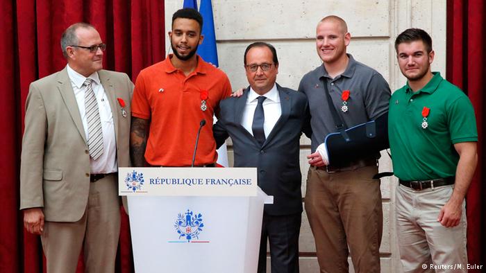 Ο Ολάντ παρασημοφόρησε τους “ήρωες” της υπερταχείας – ΒΙΝΤΕΟ