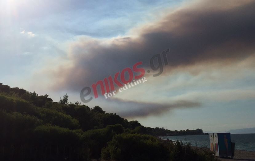 Η φωτιά στο Ξυλόκαστρο από την παραλία – ΦΩΤΟ