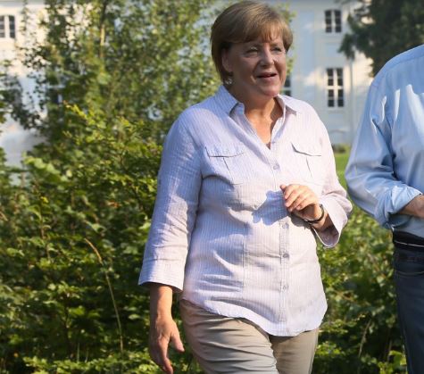 Η Μέρκελ, το κοντό παντελόνι και η άσπρη… κάλτσα – ΦΩΤΟ