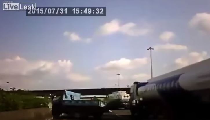 Οδηγός σώθηκε από θαύμα – ΒΙΝΤΕΟ