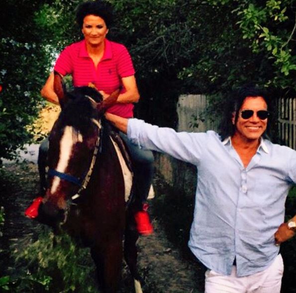 Η έφιππη υπουργός και η πρόσκληση του Ψινάκη – ΦΩΤΟ