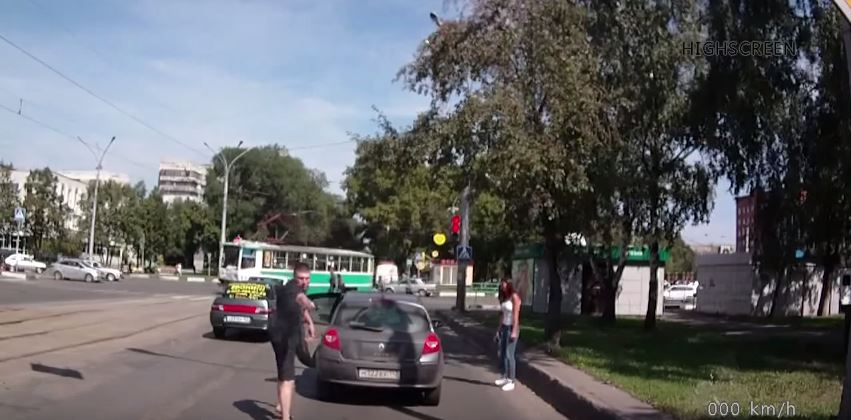 Έβγαλε τσεκούρι και πιστόλι – ΒΙΝΤΕΟ