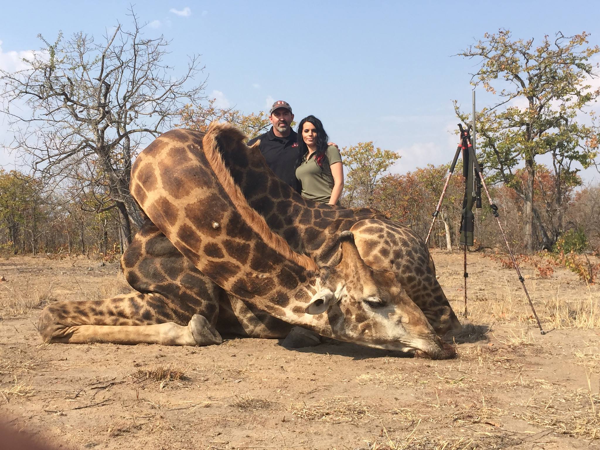 Προκαλεί η λογίστρια που σκοτώνει και φωτογραφίζει άγρια ζώα