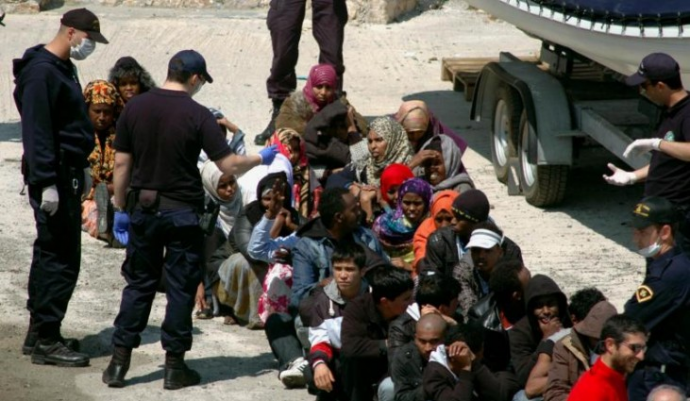 Κως – Ταυτοποίηση των προσφύγων εντός του πλοίου ζητά ο δήμαρχος