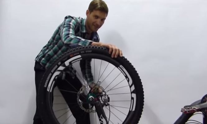 Πώς να ανοίξεις μία μπύρα με… ποδήλατο – ΒΙΝΤΕΟ