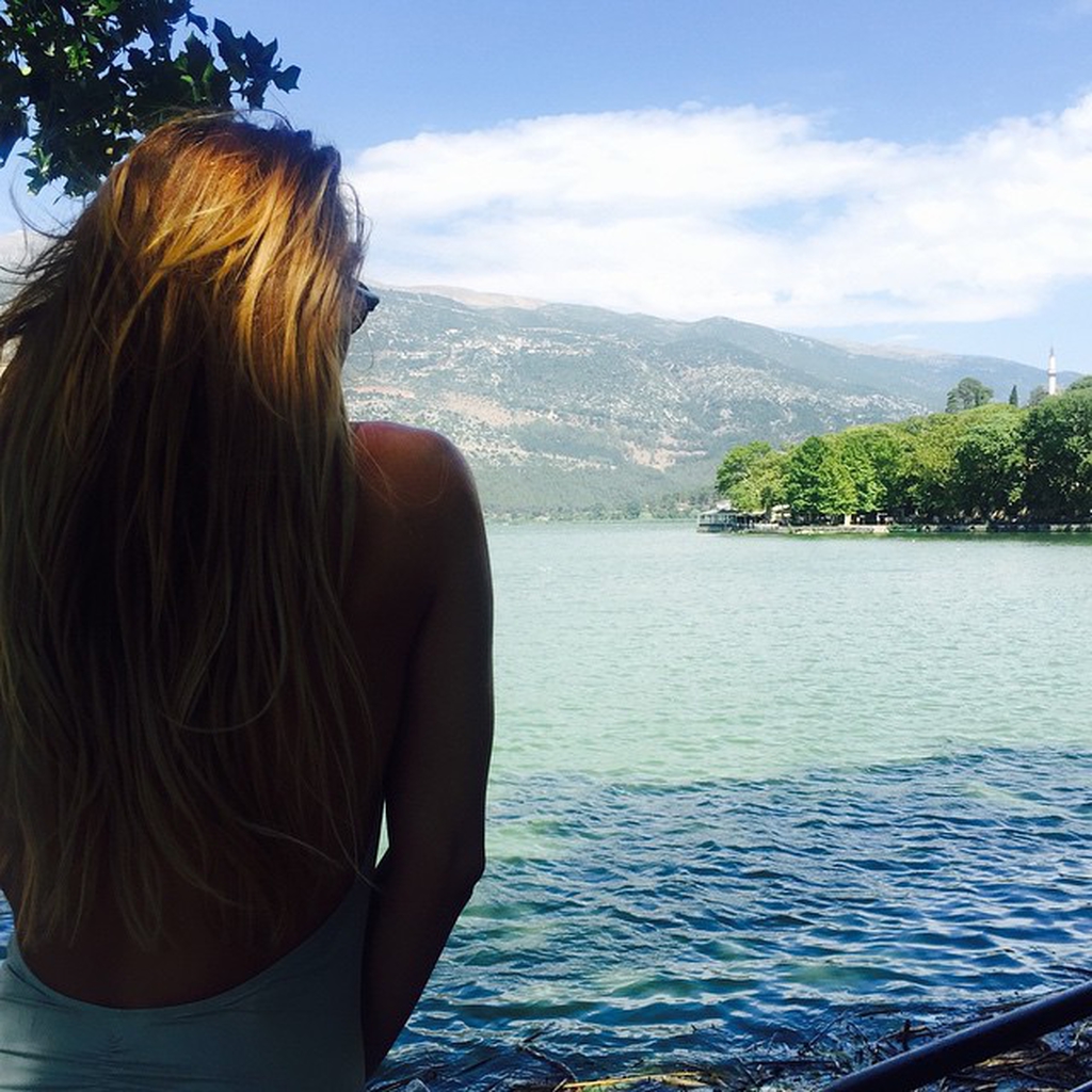 Ποια παρουσιάστρια αγναντεύει τη λίμνη Ιωαννίνων; – ΦΩΤΟ