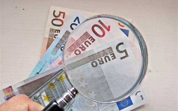 Κατείχε πλαστά χαρτονομίσματα και όπλα