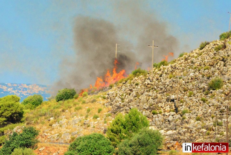 Σε εξέλιξη δύο πυρκαγιές στην Κεφαλονιά – ΒΙΝΤΕΟ