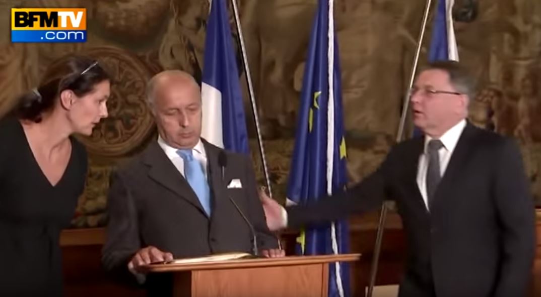 Γάλλος υπουργός καταρρέει μπροστά στις κάμερες – BINTEO