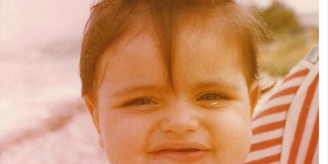 Ποια Ελληνίδα τραγουδίστρια είναι το μωράκι της φωτογραφίας
