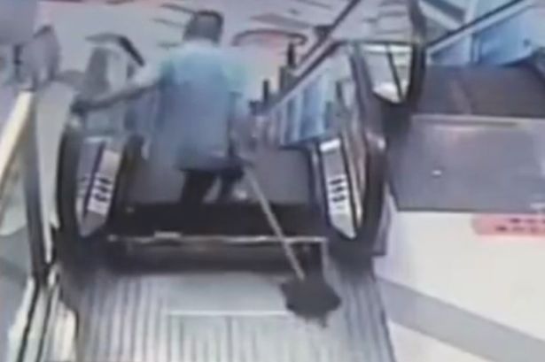 Παγιδεύτηκε το πόδι του στις κυλιόμενες σκάλες – ΒΙΝΤΕΟ