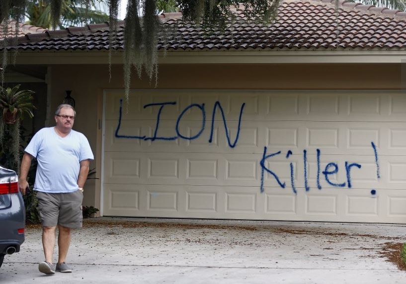 Βανδάλισαν την εξοχική κατοικία του οδοντιάτρου που σκότωσε τον Σέσιλ – ΦΩΤΟ