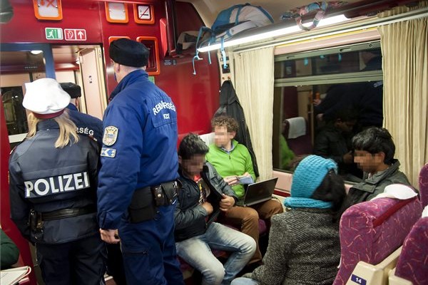 Τρένο με εκατοντάδες μετανάστες ελέγχεται στα αυστριακά σύνορα