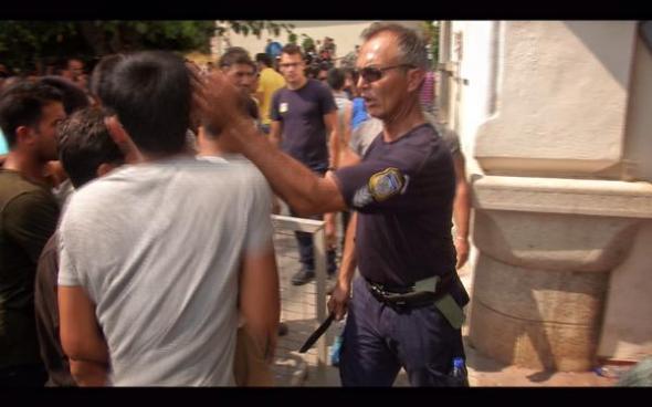 Αστυνομικός χαστούκισε μετανάστη στην Κω