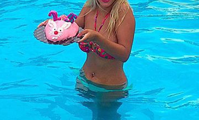 Έσβησε τα κεράκια της μέσα στην πισίνα – ΦΩΤΟ