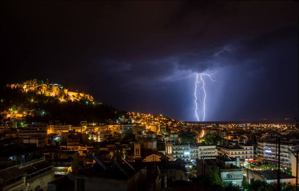 Μπουρίνι και αστραπές το βράδυ στη Λαμία – ΦΩΤΟ