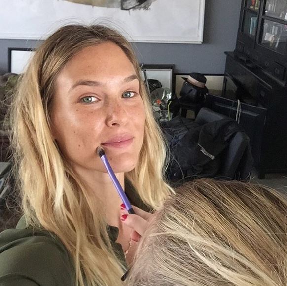 H Ραφαέλι ποζάρει τόπλες – ΦΩΤΟ