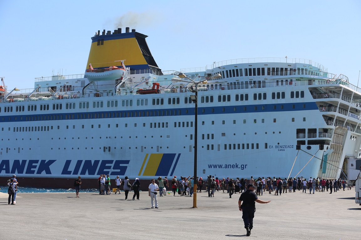 Στο λιμάνι του Πειραιά με 2.489 πρόσφυγες το “Ελ. Βενιζέλος”