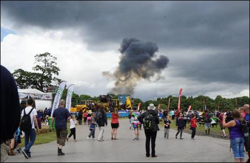 Βρετανία – Συνετρίβη αεροπλάνο κατά τη διάρκεια επιδείξεων – ΦΩΤΟ