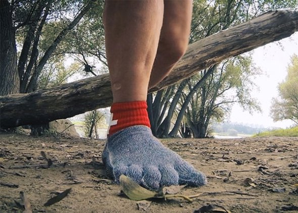 Η κάλτσα που φοριέται… γάντι – ΒΙΝΤΕΟ