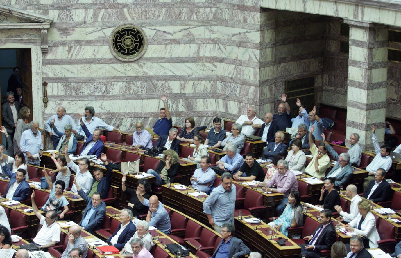 Ποια βουλευτής πήγε στη Βουλή φορώντας μπλούζα με μολότοφ; – ΦΩΤΟ