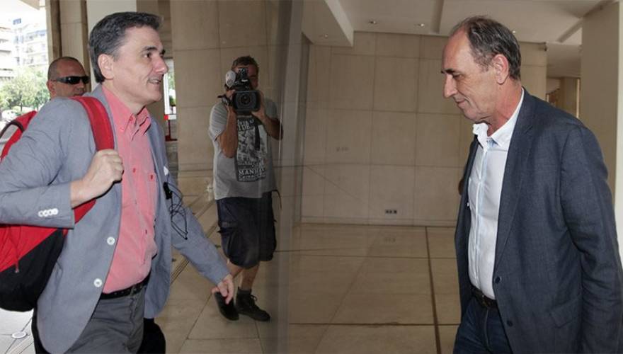 Τσακαλώτος και Σταθάκης ενημέρωσαν τους βουλευτές του ΣΥΡΙΖΑ για τη συμφωνία