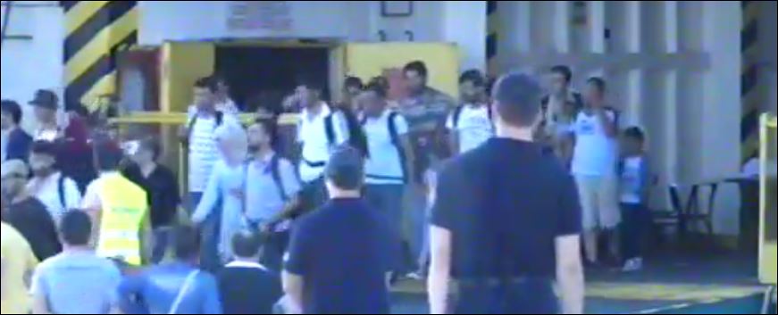 Η άφιξη των 2.500 προσφύγων στον Πειραιά – ΒΙΝΤΕΟ