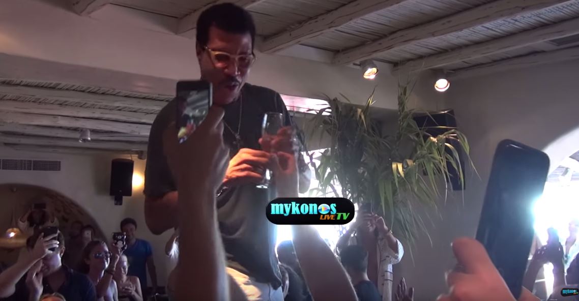 Ξεφαντώνει ο Λάιονελ Ρίτσι στην Μύκονο – ΒΙΝΤΕΟ