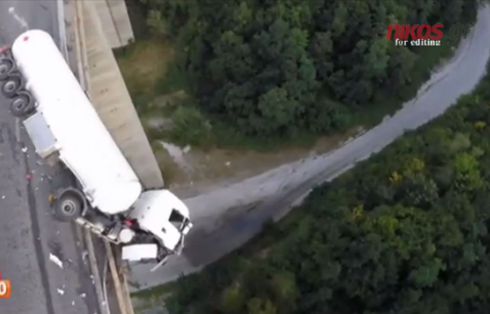 Νταλίκα “κρεμάστηκε” από γέφυρα 128 μέτρων – ΒΙΝΤΕΟ