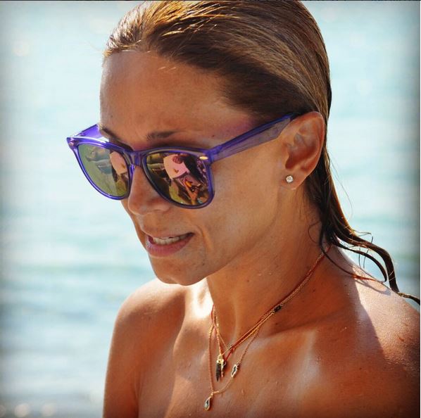 H Κοκκίνου με ροζ μπικίνι στην Πάρο – ΦΩΤΟ