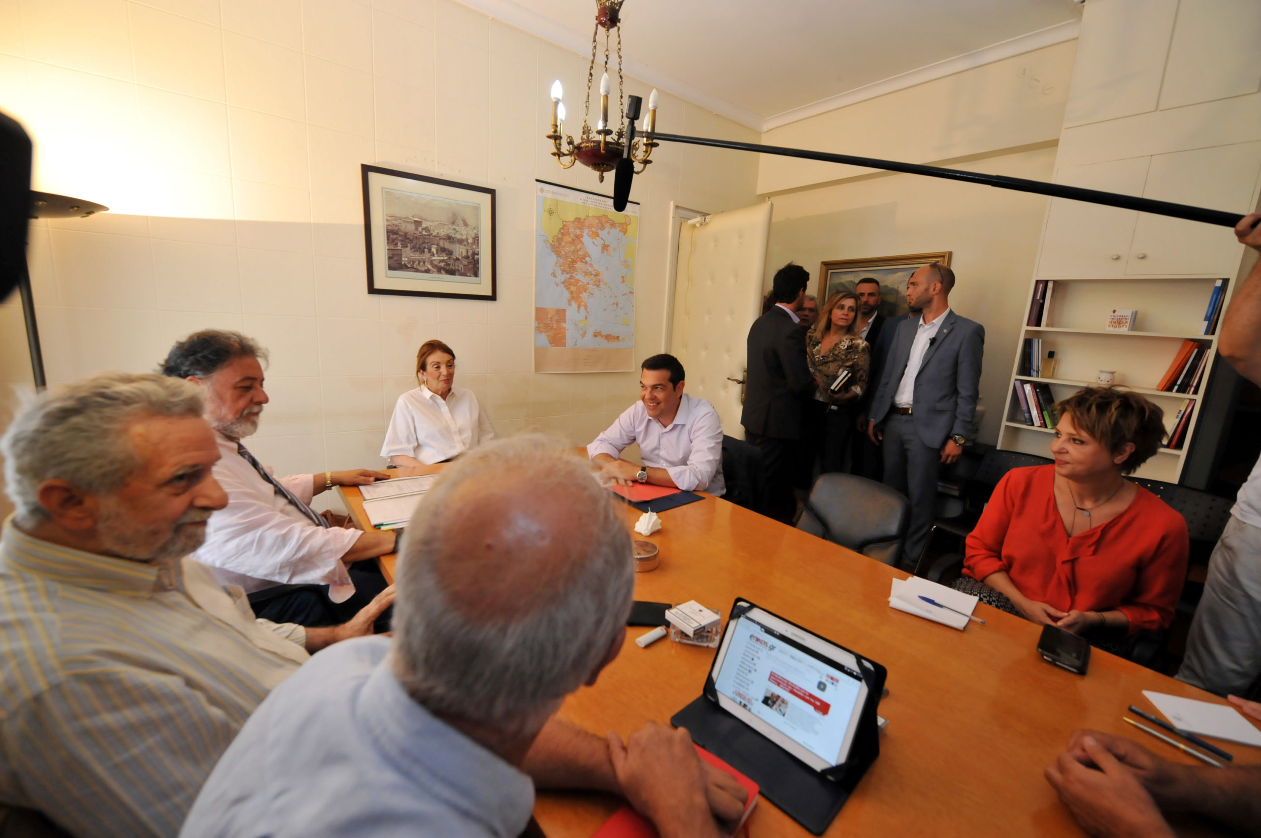 Στην κυβερνητική σύσκεψη για τους μετανάστες το… enikos – ΦΩΤΟ