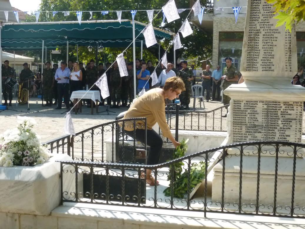 Κομμένο Άρτας – Η Γεροβασίλη κατέθεσε στεφάνι στο μνημείο του Ολοκαυτώματος – ΦΩΤΟ