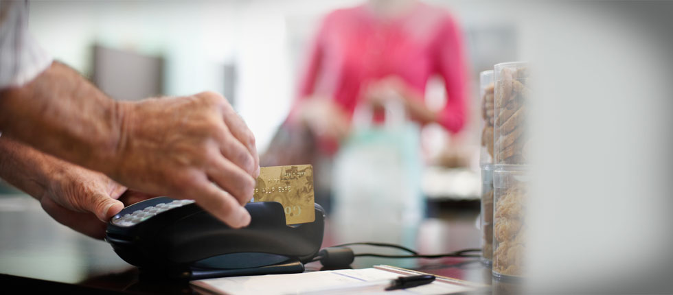 Εκδόθηκαν 1,13 εκατ. νέες κάρτες μετά τα capital controls