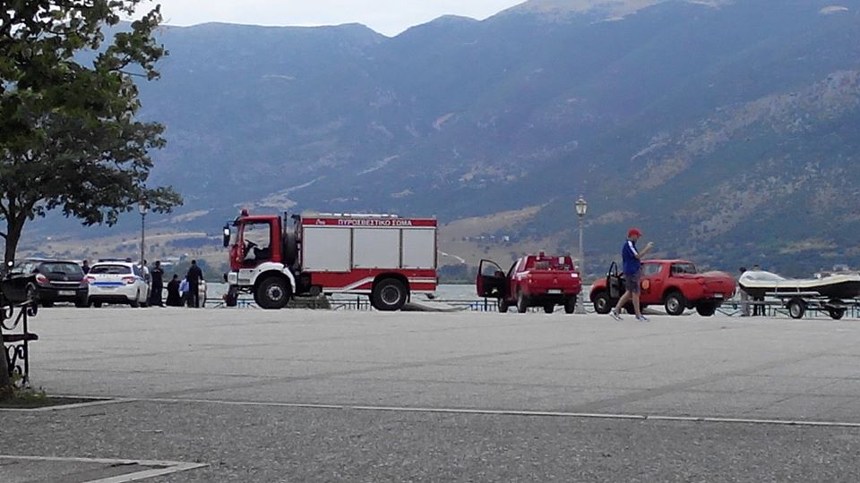 37χρονη απειλούσε να πέσει στη λίμνη Ιωαννίνων