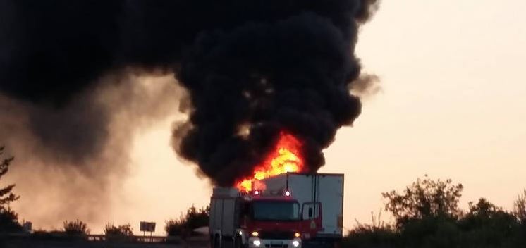 Φορτηγό τυλίχθηκε στις φλόγες στον Μπράλο – ΒΙΝΤΕΟ