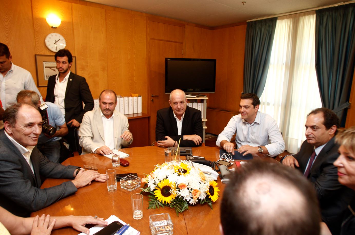 Χαμογελαστός ο Αλέξης Τσίπρας – ΦΩΤΟ