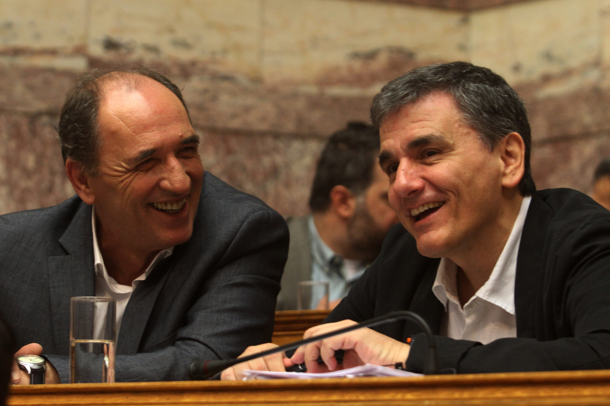 Τα χαμόγελα, ο προβληματισμός και η συνομιλία Τσακαλώτου- Σταθάκη – ΦΩΤΟ