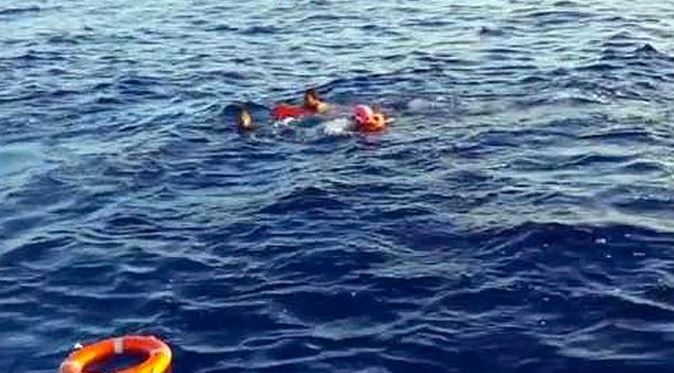 Αλιευτικό με 700 μετανάστες βυθίστηκε ανοιχτά της Λιβύης