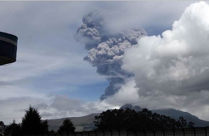 “Ξύπνησε” το ηφαίστειο Κοτοπάξι στον Ισημερινό