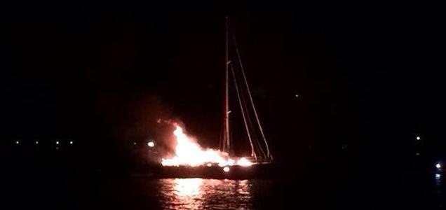 Στις φλόγες ιστιοφόρο στη Σχοινούσα – Βυθίζεται αγκυροβολημένο – ΤΩΡΑ