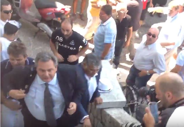 Πέταξαν αυγά στον Πάνο Καμμένο – ΦΩΤΟ – ΒΙΝΤΕΟ