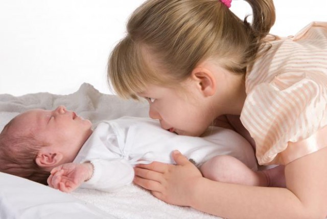 Όταν το μεγάλο αδερφάκι ζηλεύει το μικρό