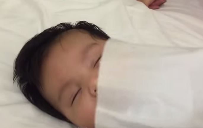 Δείτε με ποιο κόλπο κοιμίζει το μωρό σε λίγα δευτερόλεπτα – ΒΙΝΤΕΟ