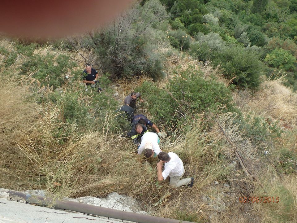 Έπεσε σε χαράδρα 50 μέτρων και δεν τραυματίστηκε – ΦΩΤΟ