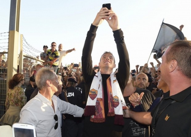 Αποθέωση για τον “Ρωμαίο” Τζέκο – ΦΩΤΟ