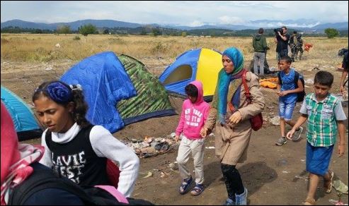 Πρόσφυγες περνούν τα συρματοπλέγματα στην Ειδομένη – ΒΙΝΤΕΟ