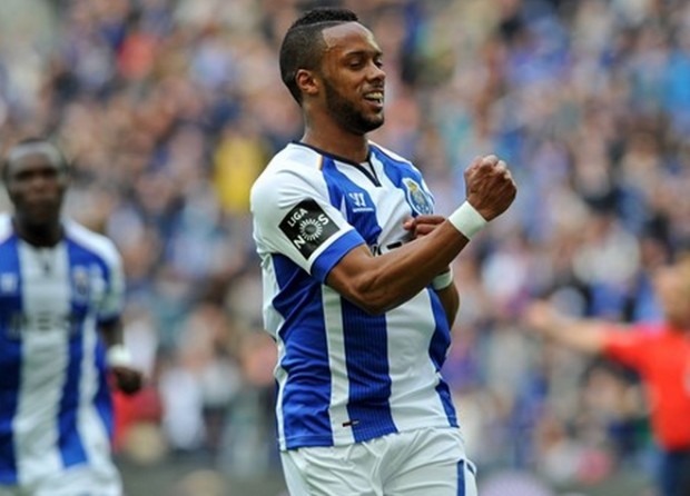 Πιο κοντά στον Ερνάνι ο Ολυμπιακός